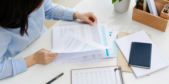 Nhân viên rà soát bộ hồ sơ trước khi xác nhận phạm vi dịch thuật công chứng tại Hà Nội.